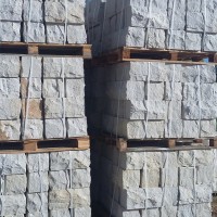 Kamienne bloczki na paletach
